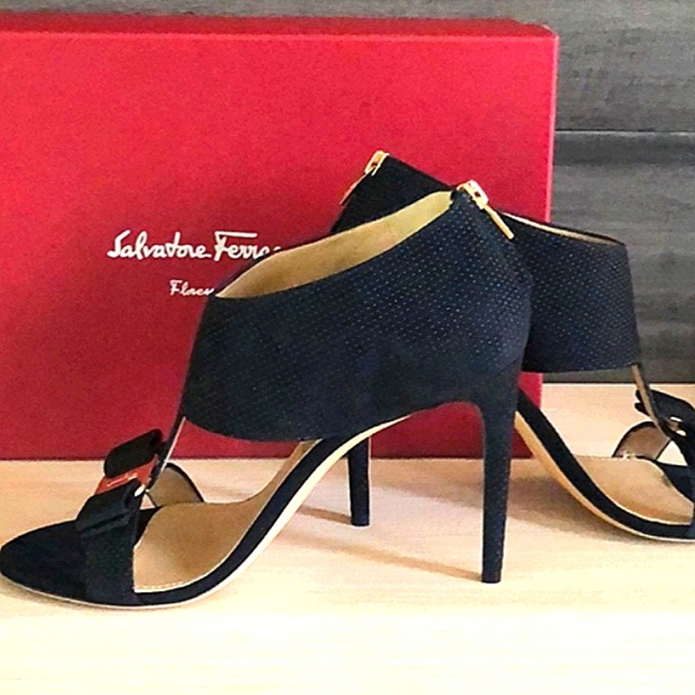 SALE! SALVATORE FERRAGAMO 7.5 SANDAL SUEDE DIAMOND SIGNATURE VARA BOW HEELS